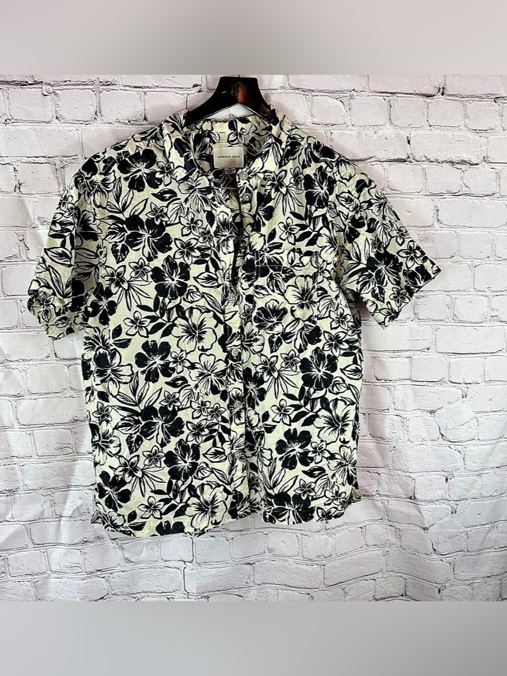American Eagle Floral Button Down Shirt in Cream & Black Size Large